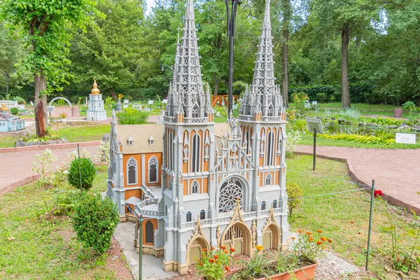 Detaylı minyatür Gotik katedral modeli, sivri kemerler, tırtıklı tuğlalar, uçan payandalar ve canlı vitray Aziz Nicholas Roma Katolik Kilisesi Kyiv, Ukrayna 06-11-2024.