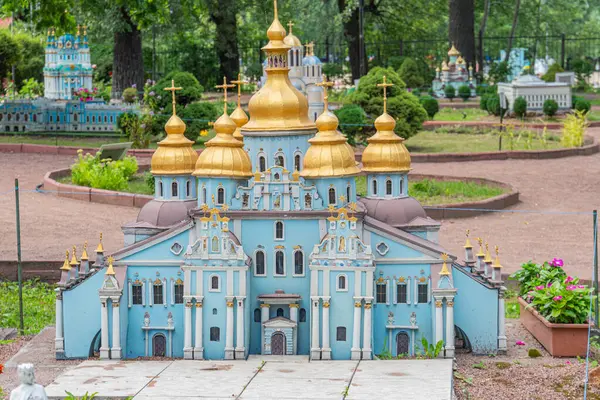 St. Michael 's Altın Kubbe Manastırı. Soğan şekilli kubbeler ve kuleler sergilenen minyatür bir Ukrayna kilise modeli, haçlı bir bahçe kulesi - Kyiv, Ukrayna 06-11-2024.