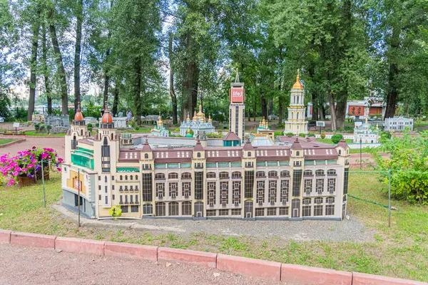 Tarihi bir binanın ayrıntılı bir modeli, park benzeri bir ortamda sergileniyor, çeşitli pencere, balkon ve dekoratif el Kyiv, Ukrayna 06-11-2024 mimarisi sergileniyor.