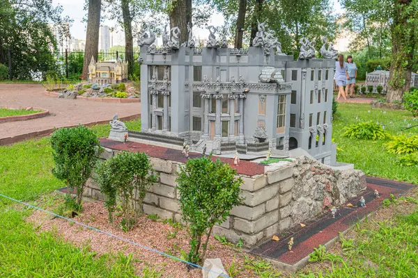 Bu resim, sütunlar, pervazlar ve klasik heykeller gibi karmaşık mimari unsurlarla süslenmiş tarihi bir binanın ayrıntılı bir modelini gösteriyor. Kyiv, Ukrayna 06-11-2024