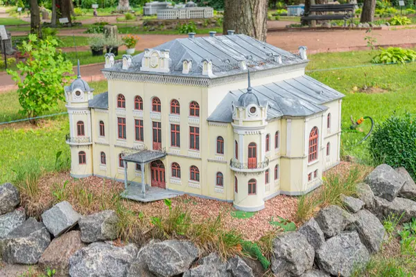 Kyiv Akademik Kukla Tiyatrosu. Düzensiz desenleri ve çeşitli çatı çizgileri olan tuhaf, fantastik bir minyatür şato. Yapay bir alana yerleştirilmiş. Kyiv, Ukrayna 06-11-2024.