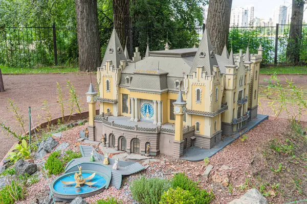 Kyiv Akademik Kukla Tiyatrosu. Düzensiz desenleri ve çeşitli çatı çizgileri olan tuhaf, fantastik bir minyatür şato. Yapay bir alana yerleştirilmiş. Kyiv, Ukrayna 06-11-2024.