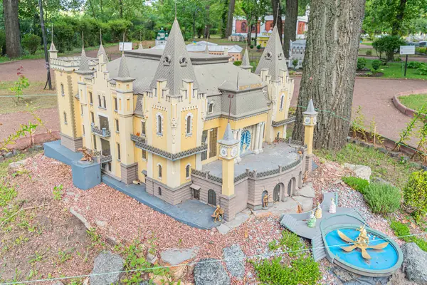 Kyiv Akademik Kukla Tiyatrosu. Düzensiz desenleri ve çeşitli çatı çizgileri olan tuhaf, fantastik bir minyatür şato. Yapay bir alana yerleştirilmiş. Kyiv, Ukrayna 06-11-2024.