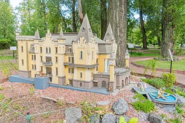 Kyiv Akademik Kukla Tiyatrosu. Düzensiz desenleri ve çeşitli çatı çizgileri olan tuhaf, fantastik bir minyatür şato. Yapay bir alana yerleştirilmiş. Kyiv, Ukrayna 06-11-2024.