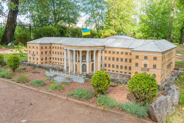 Simetrik cephesi, iyonik sütunları, pedikürleri, frizleri ve gable çatısı olan neoklasik bir binanın ayrıntılı bir modeli Sessiz renk şeması Zhovtneviy Palats Kyiv, Ukrayna 06-11-2024