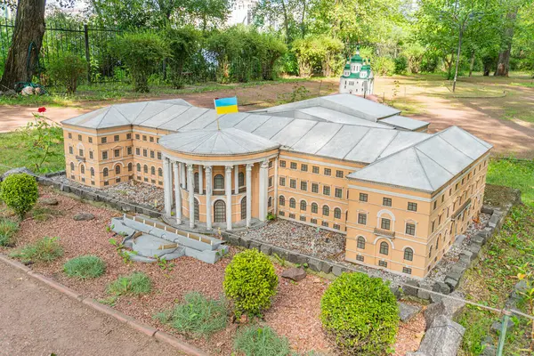 Simetrik cephesi, iyonik sütunları, pedikürleri, frizleri ve gable çatısı olan neoklasik bir binanın ayrıntılı bir modeli Sessiz renk şeması Zhovtneviy Palats Kyiv, Ukrayna 06-11-2024