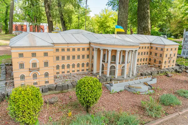 Simetrik cephesi, iyonik sütunları, pedikürleri, frizleri ve gable çatısı olan neoklasik bir binanın ayrıntılı bir modeli Sessiz renk şeması Zhovtneviy Palats Kyiv, Ukrayna 06-11-2024