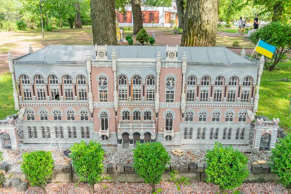 Simetrik cepheleri, sütunları, sütunları ve eşit dağılımlı pencereleri olan ayrıntılı bir neoklasik yapı modeli sessiz renk şeması ona Kyiv, Ukrayna 06-11-2024