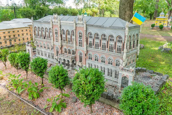 Büyük neo-klasik yapı modeli, pedikürler, sütunlar ve süslü frizler gibi klasik elementleri sergiliyor. Pencerelerin simetrik bir düzenini içeriyor, daha küçük Kyiv, Ukrayna 06-11-2024