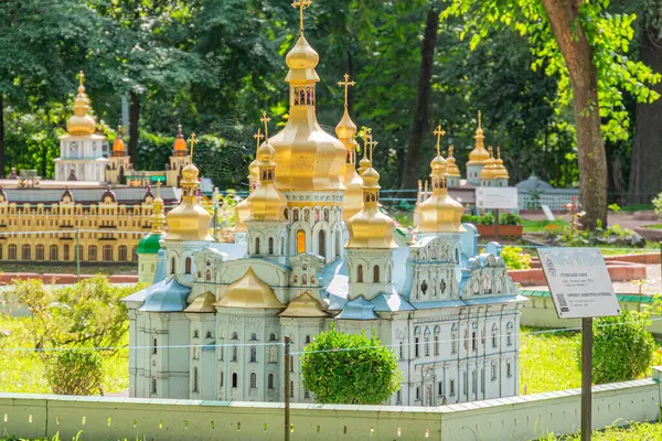 Resim, Kiev-Pechersk Lavra Dormition Katedrali 'nin minyatür bir modelini tasvir ediyor, kubbeler, kemerler, renkli fayanslar ve süslenmiş çatı acc Kyiv, Ukrayna 06-11-2024 ile Bizans mimarisini gözler önüne seriyor.