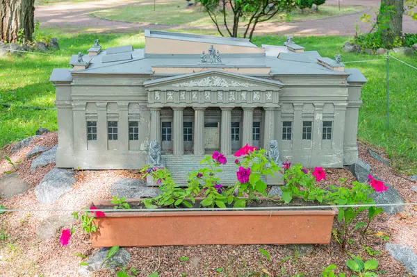 Klasik tarzda bir binanın ayrıntılı minyatür modeli, simetrik cephelerin sergilenmesi, sütunlu kapılar, süslü detaylar, üçgen kenarlı pencereler ve manzaralı Kyiv, Ukrayna 06-11-2024