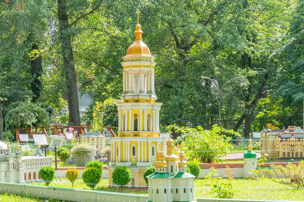 Resim, Kiev-Pechersk Lavra Dormition Katedrali 'nin minyatür bir modelini tasvir ediyor, kubbeler, kemerler, renkli fayanslar ve süslenmiş çatı acc Kyiv, Ukrayna 06-11-2024 ile Bizans mimarisini gözler önüne seriyor.