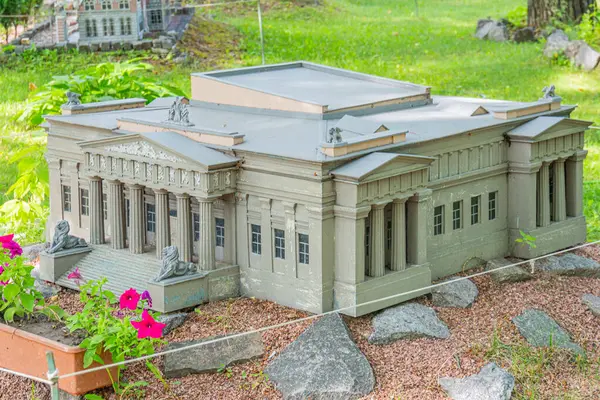 Simetrik cepheli neoklasik bina, belirgin giriş kapısı, pedikür, pencereler, sütunlar, antre, çatıda muhtemelen dekoratif unsurlar, mimari ayrıntıları inclu Kyiv, Ukrayna 06-11-2024