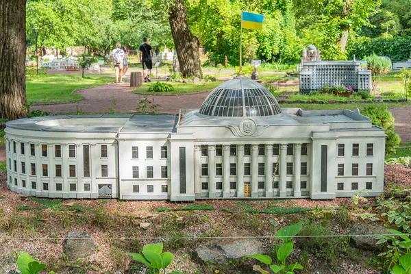Bu resim titizlikle hazırlanmış bir neoklasik binanın simetrik sütunları, bir pedikürü ve heybetli bir kubbesi olan minyatür modelini gösteriyor. Beyaz renk düzeni, Kyiv, Ukrayna, 06-11-2024