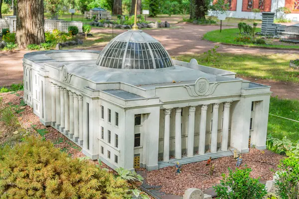 Doric sütunları ve merkezi, muhtemelen işlevsel bir kubbesi olan büyük, neoklasik bir yapı iyi korunmuş bir şehir arazisi olan Kyiv, Ukrayna 06-11-2024