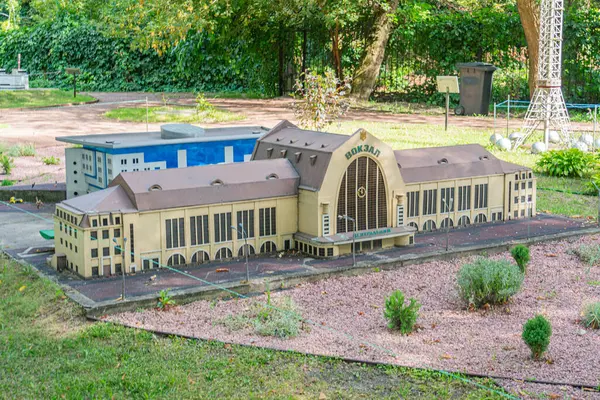 Görüntü, Kyiv Merkez Tren İstasyonu, Kyiv, Ukrayna 06-11-2024 simetrik cepheli ve düz çatılı klasik bir Doric tasarımı içeren bir eğitim veya sergi binasının modelini gösteriyor.