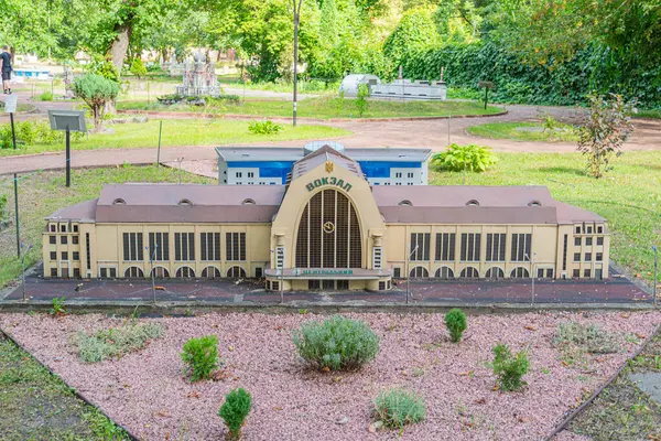 Görüntü, Kyiv Merkez Tren İstasyonu, Kyiv, Ukrayna 06-11-2024 simetrik cepheli ve düz çatılı klasik bir Doric tasarımı içeren bir eğitim veya sergi binasının modelini gösteriyor.