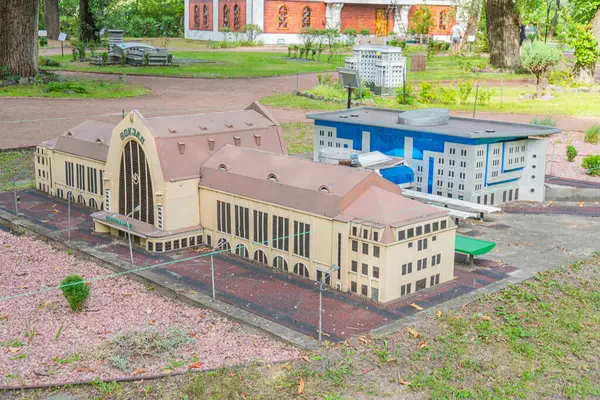 Görüntü, Kyiv Merkez Tren İstasyonu, Kyiv, Ukrayna 06-11-2024 simetrik cepheli ve düz çatılı klasik bir Doric tasarımı içeren bir eğitim veya sergi binasının modelini gösteriyor.