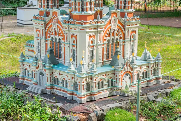 Renkli bir minyatür modelde geleneksel bir Ukrayna binası, muhtemelen bir saray veya katedral St. Panteleimon Katedrali - Kyiv, Ukrayna 06-11-2024.
