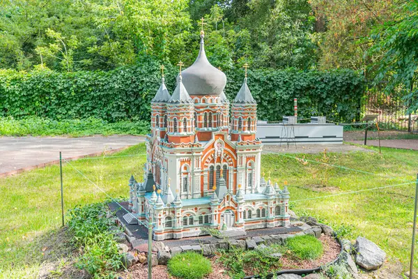Renkli bir minyatür modelde geleneksel bir Ukrayna binası, muhtemelen bir saray veya katedral St. Panteleimon Katedrali - Kyiv, Ukrayna 06-11-2024.