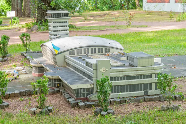 Geometrik formlarla karakterize edilmiş titizlikle hazırlanmış minyatür bir bina modeli, geniş cam genişlikleri, düz çatı çizgisi, balkonlar ve Natu Kyiv, Ukrayna 06-11-2024