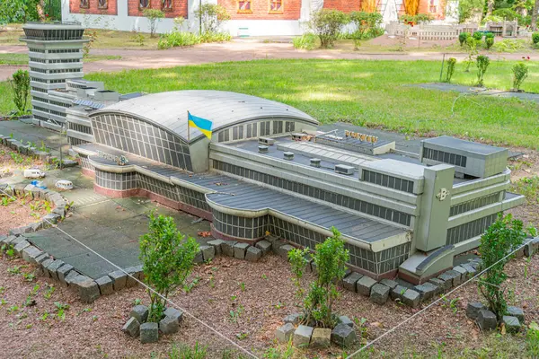 Çağdaş mimari bir parça, muhtemelen modern ya da post-modern, kıvrımlı çatı çizgisi ve birden fazla zemin katlı girişleri olan ön cephe öncelikli olarak ver Kyiv, Ukrayna 06-11-2024