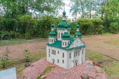 Görüntüde Ukrayna Ortodoks Kilisesi 'nin çeşitli soğan şekilli haçlarla karakterize edilmiş, beyaz duvarlar, yeşil kubbe çatıları, Kyiv, Ukrayna 06-11-2024