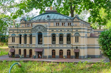 Kubbeli çatısı olan, beton, taş, metal ve boyalı yüzeylere benzeyen malzemelerden yapılmış büyük, klasik tarzda bir binanın ayrıntılı bir modeli Kyiv, Ukrayna 06-11-2024