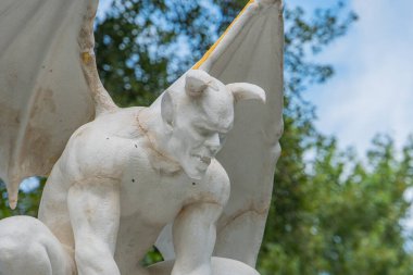 Bir heykelin yıpranmış, dinamik bir heykeli ya da daha büyük bir mimari kıyafetin parçası olan açık hava ortamındaki efsanevi bir koruyucu resim Kyiv, Ukrayna 06-11-2024 'ün kesişimini vurguluyor.