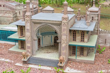 Baadshahi Camii 'nin minyatür modeli, Lahor, Pakistan, Babür döneminin ihtişamını ve mimari güzelliğini gözler önüne seriyor. Taşa benzer bir materyalle modellenmiş, I Kyiv, Ukrayna 06-11-2024 vurgulanıyor.