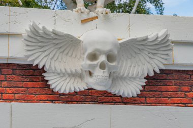 Mimari bir eser geleneksel ve fantastik elementlerin bir karışımını sergiliyor, kanatlı bir kafatası heykeli, faniliği, üstünlüğü veya ruhları simgeliyor Kyiv, Ukrayna 06-11-2024
