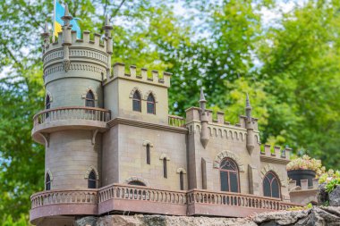 Minyatür bir Ukrayna şatosu modeli. Karmaşık detaylı ve potansiyel bir sanat eseri. Siperleri, bayrakları, etrafındaki ağaçları, Kırlangıç Yuvası 'nı, Ukrayna 06-11-2024.