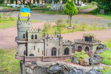 Minyatür bir Ukrayna şatosu modeli. Karmaşık detaylı ve potansiyel bir sanat eseri. Siperleri, bayrakları, etrafındaki ağaçları, Kırlangıç Yuvası 'nı, Ukrayna 06-11-2024.
