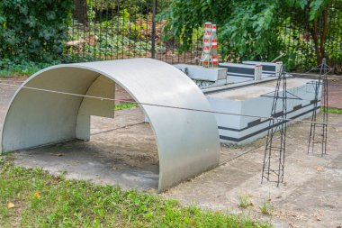 Gövde şeklinde, kıvrımlı metal veya plastik panellerden yapılmış geleceksel mimari bir prototip, muhtemelen yer tasarrufu tasarımı ve hafif malzemeler üzerine bir deney Kyiv, Ukrayna 06-11-2024
