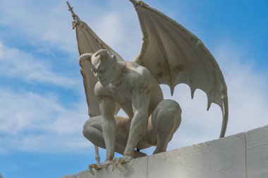 Bir binanın dış duvarında dinamik, heykel ya da şeytani bir figür. Karmaşık Gotik işçilik ve yoğun, duygusal bir ifade. Kyiv, Ukrayna 06-11-2024