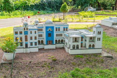 Mini bir Osmanlı evi, ağırlıklı olarak mavi ve beyaz, çimenli bir zemine kurulmuş, birden fazla kubbe, iki kat, açık bir avlu ve Western-s Kyiv, Ukrayna 06-11-2024