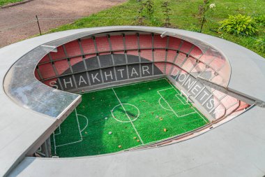 Kırmızı izleyici bölümü, çelik sütunları ve Arapça yazıları olan Ukrayna 06-11-2024 tarihli iyi korunmuş bir futbol stadyumunun havadan görünüşü.