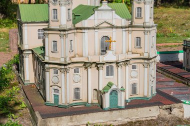 Merkezi kubbesi simetrik çan kuleleriyle çevrili büyük bir kilise ya da katedral ön cephe ayrıntıları ve boyalı cam süslemeler aydınlatmadan yapılmıştır: Kyiv, Ukrayna 06-11-2024