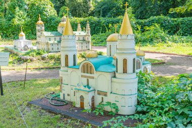 Geleneksel Ukrayna mimarisini andıran, soğan şekilli kubbe ve haçlara sahip iyi korunmuş bir model bina, yemyeşil Kyiv, Ukrayna 06-11-2024