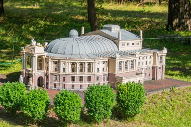 Kyiv 'deki Bolşoy Tiyatrosu' nun görüntüsü, Ukrayna Neoklasik mimarisi, merkez kubbe, sütunlar, heykeller, Ukrayna Barok tarzı, portiko ve pedikürlü giriş, büyük ark Kyiv, Ukrayna 06-11-2024