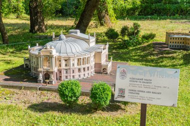Kyiv 'deki Bolşoy Tiyatrosu' nun görüntüsü, Ukrayna Neoklasik mimarisi, merkez kubbe, sütunlar, heykeller, Ukrayna Barok tarzı, portiko ve pedikürlü giriş, büyük ark Kyiv, Ukrayna 06-11-2024