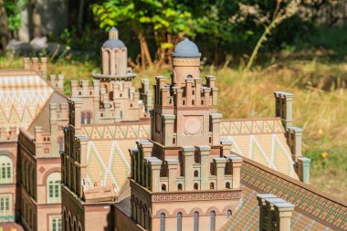 Birden fazla katlı, mavi kiremitli ve dekoratif desenli katlı çatılar, desenli taş duvarlar, kemerli pencereler, turre Kyiv, Ukrayna 06-11-2024