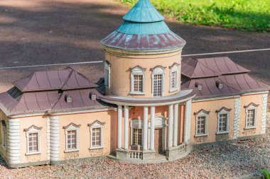 Yeşil yosunlu çatı, açık sarı duvarlar, pencereler, kapılar, sütunlar, sütunlar, çakıl yolları, Kyiv, Ukrayna 06-11-2024