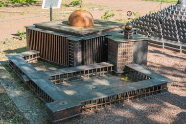 Geometrik şekilleri ve düz çatıları olan soyut bir tasarıma sahip modern ya da çağdaş bir binanın küçük ölçekli bir modeli. Yapı muhtemelen Kyiv, Ukrayna 06-11-2024 için bir üste yükseltilmiştir.