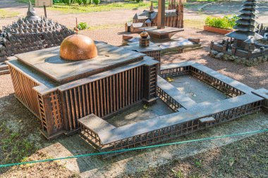 Çelişkili beton bileşenlerden oluşan modern bir sanat heykeli geometrik şekil ve kalıplarla süslenmiş insan şekli Kyiv, Ukrayna 06-11-2024 'ü sunar.