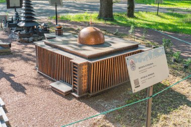 Geleneksel Doğu Asya motifleri ve modern tasarım elementlerinin karışımından oluşan çağdaş bir yapı, kıvrımlı bir çatı, kıvrımlı metal duvarlar, dairesel bir üst eleme Kyiv, Ukrayna 06-11-2024