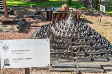 Ünlü bir Endonezya Budist pagoda 'sı olan Borobudur Tapınağı' nın iyi korunmuş bir kopyası bu resimde resmedilmiştir. Bu kopya tipik Doğu Asya mimari becerisi Kyiv, Ukrayna 06-11-2024