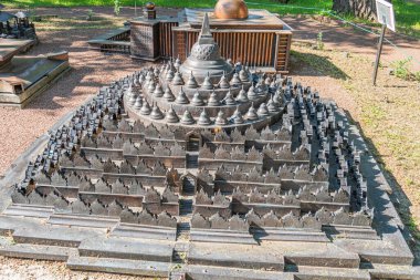 Etkileyici, karmaşık bir şekilde tasarlanmış metal yapı geleneksel bir Asya tapınağı ya da pagoda çoklu katları andıran ters dönmüş saçaklar, küçük fayanslar, değişik desenler, dekoratif Kyiv, Ukrayna 06-11-2024