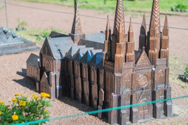 Bu resim Gotik tarzı bir katedralin detaylı bir modelini sergiliyor, bir çan kulesi, birden fazla kule ve heykelin yer aldığı katedral karmaşık taştan yapılmış Kyiv, Ukrayna 06-11-2024