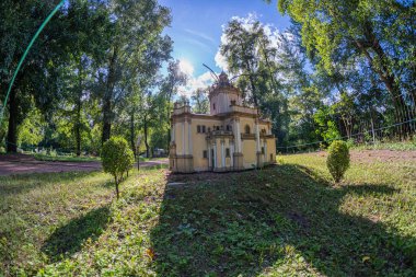Büyüleyici bir çardak yemyeşil bir park ortamında, karmaşık bir tasarım ve doğa ile uyumlu bir bütünleşme içeriyor Kyiv, Ukrayna 06-11-2024
